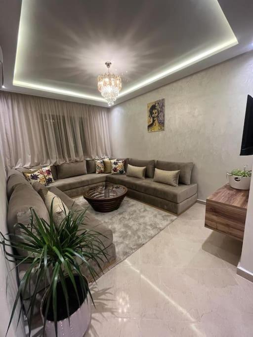 Appartement Fibre Optique, Propre, Calme, Equipe, Cameras De Surveillance, Climatisations Reversibles Pour Chauffer, Televisions, Parking, Parc, Agadir, 7 Personnes, Acces A Pieds Aux Magasins, Cafes Et Restaurants